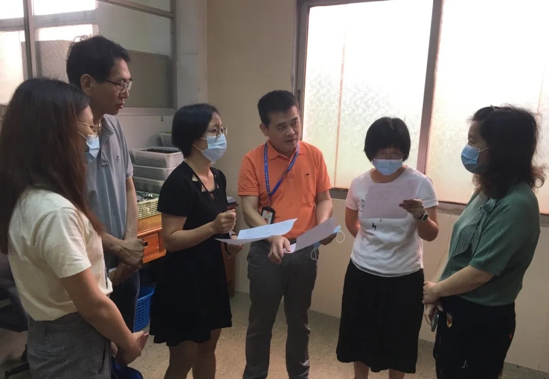 广州市海珠区市场羁系局专家一行到白云山亚洲必赢公司举行计量检查指导