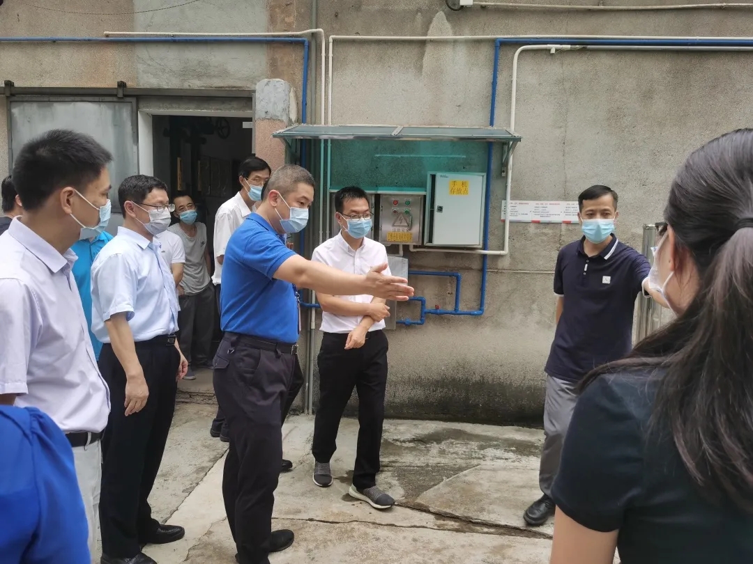 海珠区常务副区长傅晓初到白云山亚洲必赢公司开展清静生产检查