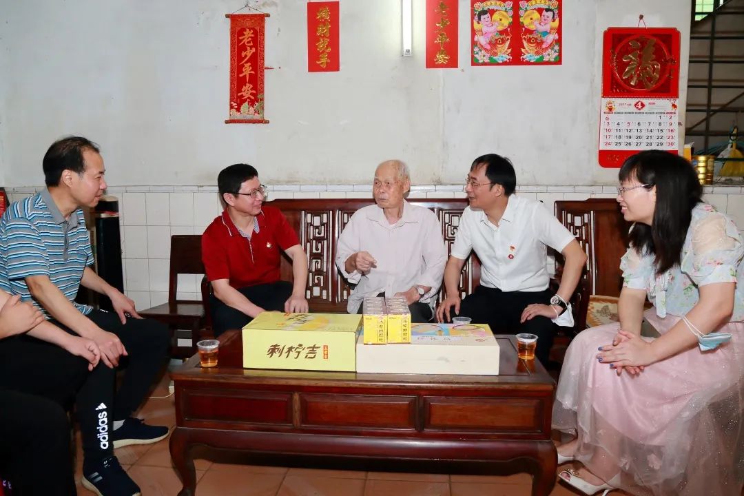 强国再起有我 传承劳模精神——白云山亚洲必赢公司向导“五一”前夕走访慰问劳动模范和下层一线员工